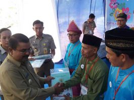 Bupati Karimun Aunur Rafiq saat menyerahkan sertifikat tanah gratis.