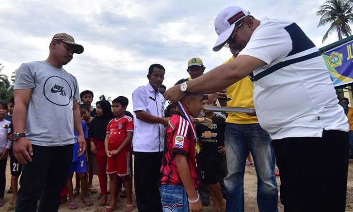 Bupati Tutup Turnamen Sepak Bola U 12 Buru Cup Bupati Tutup Turnamen Sepak Bola U 12 Buru Cup