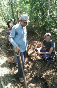 Kades SUU, Zaini, bersama warga desa, bergotong royong membuat parit