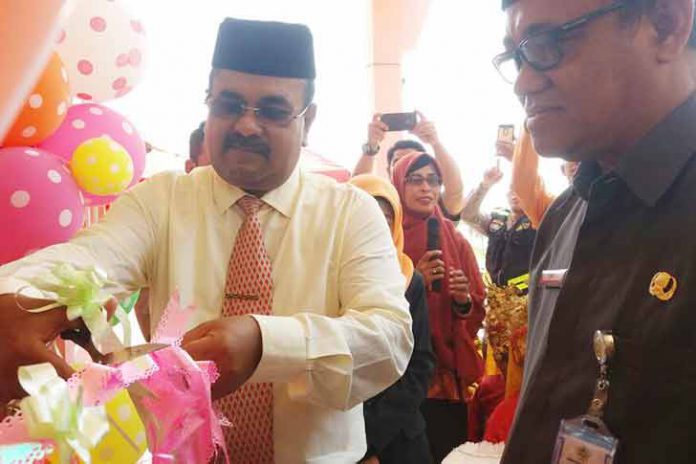 Bupati Rafiq saat meresmikan gedung baru Pendidikan Anak Usia Dini (PAUD) Al Amin Kelurahan Tebing Kecamatan Tebing, Kamis (15/3).
