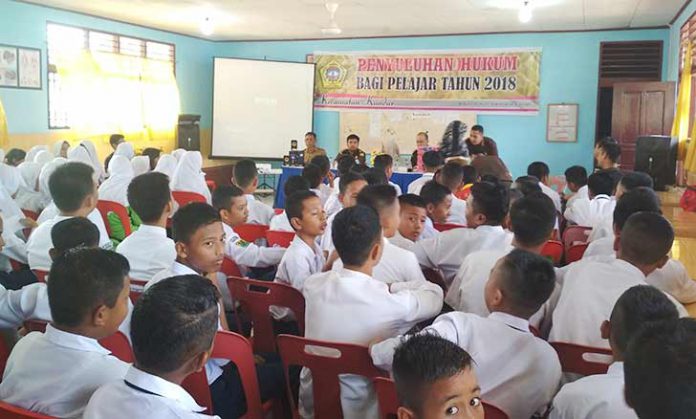 Penyuluhan hukum mengenai penyalahgunaan Narkoba pada pelajar sekolah menengah Pertama (SMP) Negeri 1 Kundur Barat, Kamis (20/3).