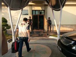 Tim KPK saat melakukan pengeledahan di Gedung DPRD, (19/3).