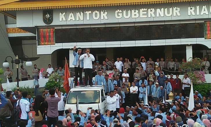 Aksi Mahasiswa Riau di depan Kantor Gubernur Riau.