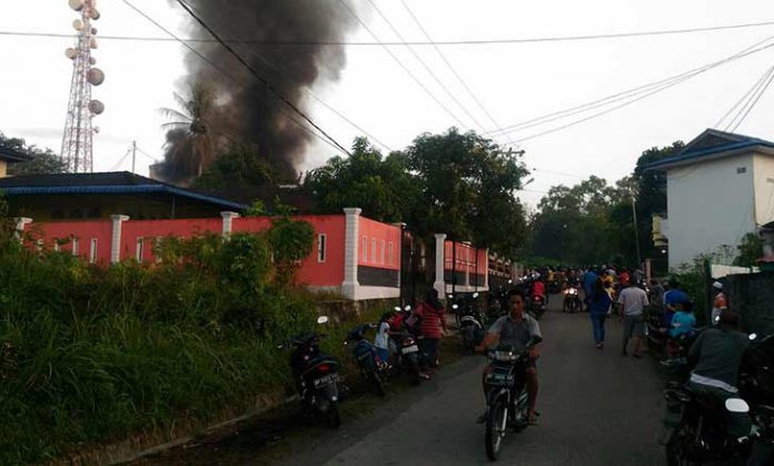 Kebakaran gudang cat di Tanjungbatu, yang mengeluarkan kepulan asap hitam