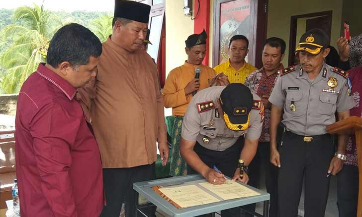 Penandatangan Prasasti Penggunaan Kantor Polisi Subsektor Kecamatan Siantan Timur