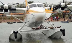 pesawat Twin Oten Amfibi Milik PT Air Fast, mendarat darurat di pinggir laut pantai pada kawasan Mega Wisata Ocarina Kelurahan Teluk Tering Kecamatan Batam Kota, Batam, Sabtu (10/03/2018)