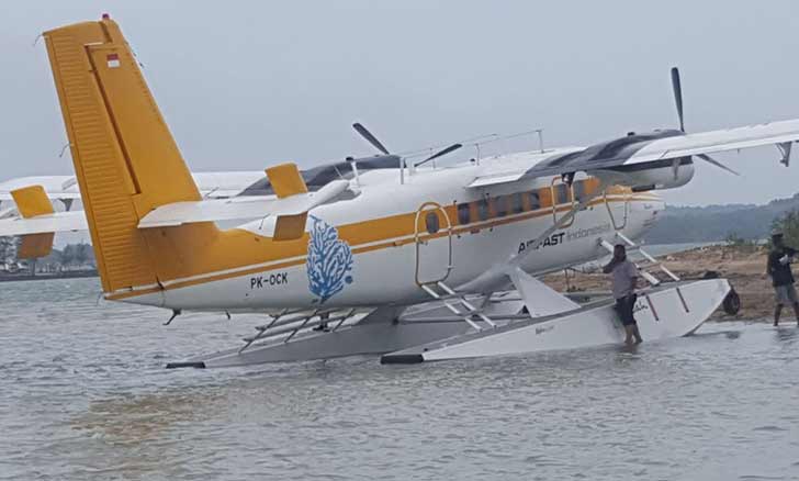 Twin Oten Amfibi, mendarat darurat di pinggir laut pantai pada kawasan Mega Wisata Ocarina