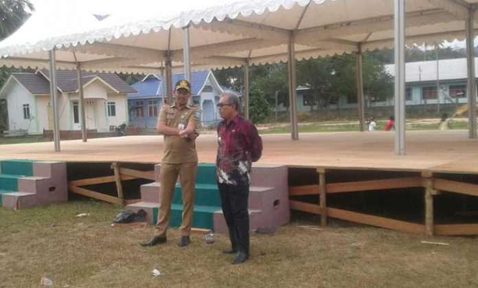 Sekda-Kepulauan-Anambas-Sahtiar,-Tinjau-Persiapan-MTQ-Kabupaten-Anambas-2018 Sahtiar, Sekda KKA dan Camat Jemaja Timur A, gafar di astaka MTQ di Ulu Maras Kecamatan Jemaja Timur.
