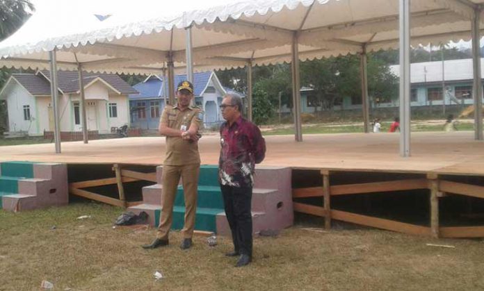 Sahtiar, Sekda KKA dan Camat Jemaja Timur A, gafar di astaka MTQ di Ulu Maras Kecamatan Jemaja Timur.