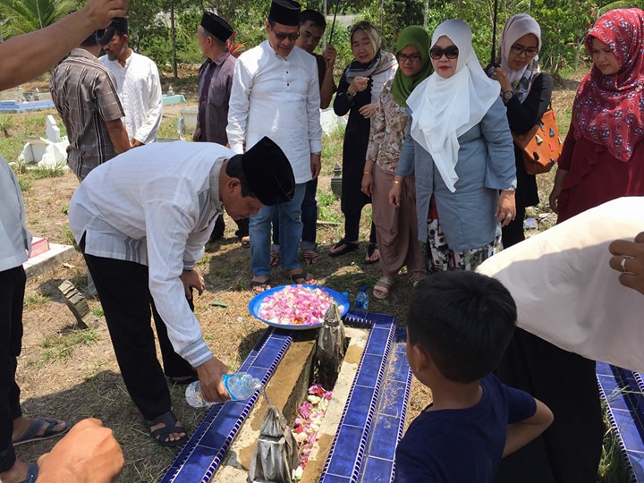 Bakal Dilantik Jadi Wagub Kepri, Isdianto Ziarah di Makam Ayahnya di Kundur