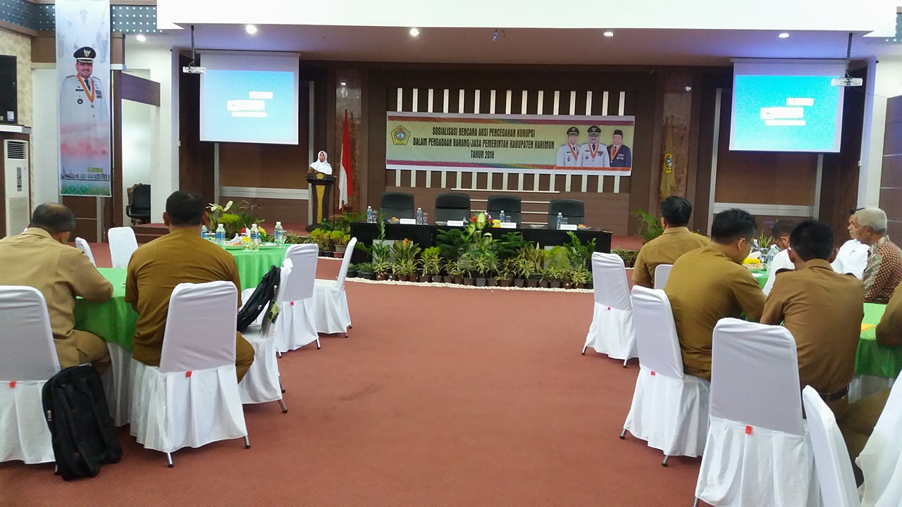 Pegawai Bagian Hukum Pemkab Karimun Diomeli Asisten II, Peserta Duduk Santai di Kursi Sofa Saat Sosialisasi Berlangsung