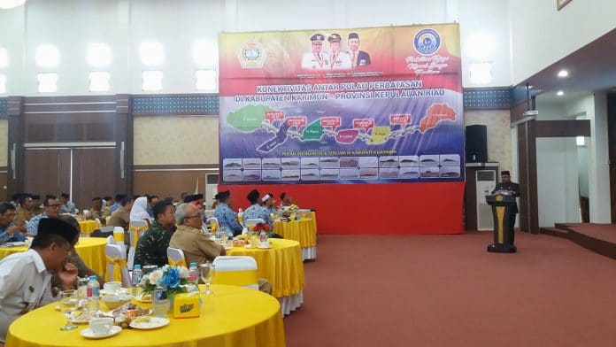 FGD Konektifitas Bupati Karimun Aunur Rafiq menyampaikan pemaparan dalam FGD di Gedung Serbaguna Kantor Bupati, Senin (23/4)