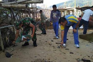 Karya-Bakti-Bersih-Sampah-Oleh-Lanal-Tarempa-(2)