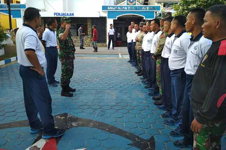 Karya Bakti Bersih Sampah Oleh Lanal Tarempa
