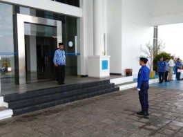 Pemimpin upacara, Kadis Damkar, Syawal serta Sekretaris Daerah Kabupaten Natuna, Wan Siswandi, pada upacara HUT Damkar ke 99 di Ranai, Natuna (17/04).