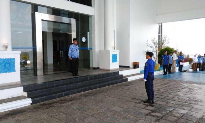 Pemadam-Kebakaran-Diharapkan-Terus-Tingkatkan-Kapasitas-Guna-Wujudkan-Perlindungan-Masyarakat Pemimpin upacara, Kadis Damkar, Syawal serta Sekretaris Daerah Kabupaten Natuna, Wan Siswandi, pada upacara HUT Damkar ke 99 di Ranai, Natuna (17/04).