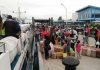 Aktivitas turunnya penumpang di pelabuhan bongkar muat Tajungbatu, beberapa waktu yang lalu.