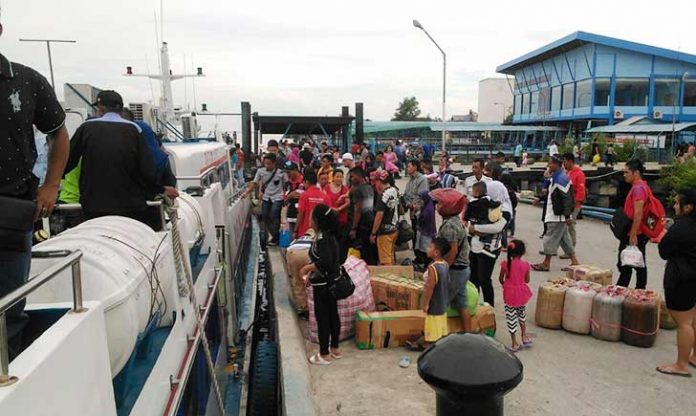 Aktivitas turunnya penumpang di pelabuhan bongkar muat Tajungbatu, beberapa waktu yang lalu.