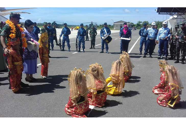 Tarian Sekapur sirih penyambutan Panglima TNI Adi Tjahyanto di Bandara Raden Sadjad Ranai