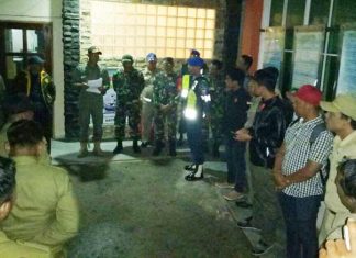 Sejumlah petugas keamanan melakukan pengawasan, pemeriksaan atau Razia, kesejumlah tempat hiburan malam, hotel dan Karoke di Tarempak, Anambas.