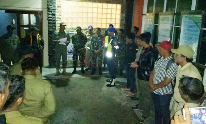 Sejumlah petugas keamanan melakukan pengawasan, pemeriksaan atau Razia, kesejumlah tempat hiburan malam, hotel dan Karoke di Tarempak, Anambas.