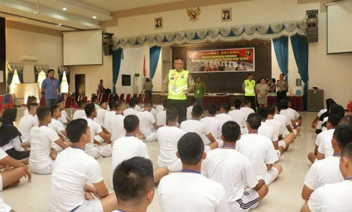 Tahapan-Rikes-6.061-Calon-Peserta-Taruna-Akpol-TA-2018,-Calon-Dari-Kepri-Diikuti-65-Peserta Calon Peserta pada Pelaksanaan Rikes yang dilaksanakan di Graha Lancang Kuning Polda Kepri, Jum’at (20/4)