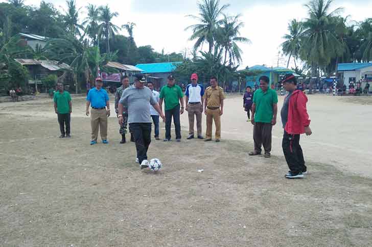 Tendangan Pertama Bupati Anambas Tanda Diresmikannya Pembukaan Turnamen Sepak Bola Desa Mengkait