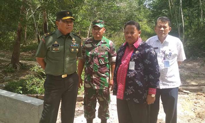Tim Pengawasan dan Evaluasi Mabes TNI saar meninjau pelaksanaan kegiatan TMMD Kodim 031/Tanjungbalai Karimun, di Kecamatan Kundur, Kamis (26/5).