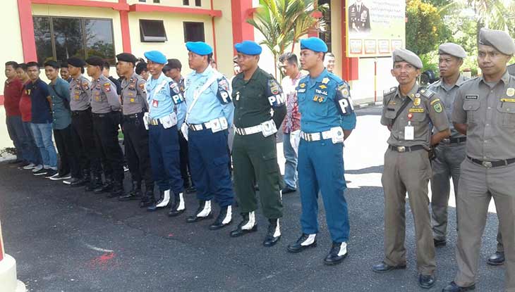 Petugas Gabungan saat hendak melakukan Razia penertiban