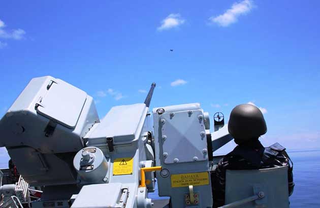 Simulasi kegiatan Peperangan Anti Udara oleh prajurit pada KRI TOM-357