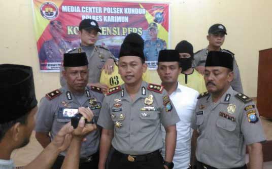 Kapolres Karimun, AKBP Hengky Pramudya, Kapolsek Kundur, Kompol Wisnu Edhi Sadono, Kasat Reskrim AKP Lulik F, di geduang Parama Satwika Mapolsek Kundur, Rabu (23/05/18).