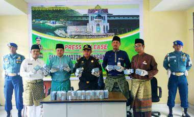 Kejaksaan-Kembalikan-Uang-Hasil-Korupsi-Sejumlah-Pejabat-Pemkab-Anambas Pers rilis Cabjari, Pengembalian Uang Hasil Korupsi yang disaksikan oleh Sekretaris Daerah Kabupaten Anambas, Sahtiar, Kepala Badan Keuangan Daerah KKA Aswandi, Inspektorat KKA Abdul Rasyid, dan Pimpinan Bank Riau Kepri Cabang Tarempa.