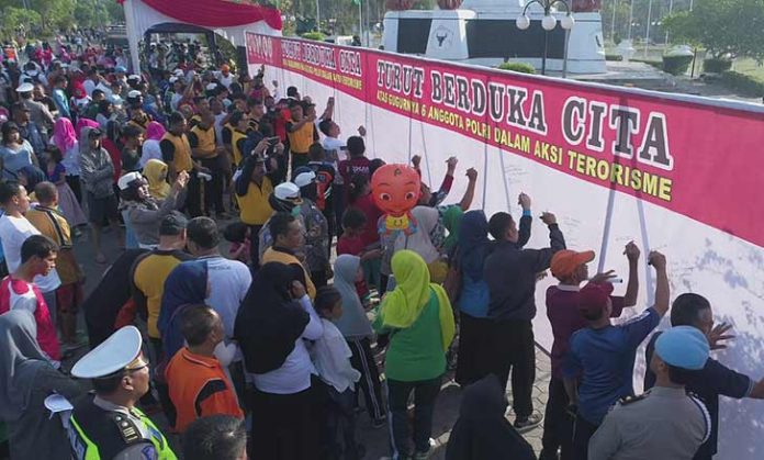 Ratusan-Masyarakat-Tandatangani-Sepanduk,-Aksi-Belasungkawa-Gugurnya-Enam-Bhayangkara-Polri Aksi simpati serta turut berduka atas gugurnya enam Bhayangkari Polri yang terjadi akibat tindakan napi terorisme