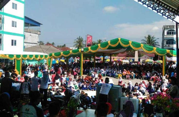 Pencabutan doorprize Jalan Santai, di Balai Pemuda dan olahraga Tanjungbatu yang disaksikan hampir seluruh peserta olah raga jalan sehat ‘Gebyar Hardiknas 2018’