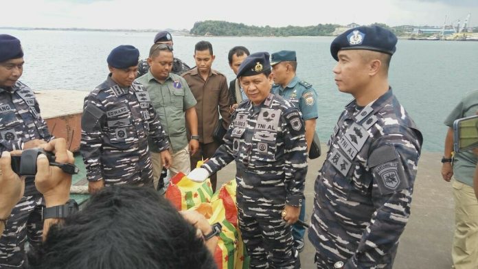 Tim Gabungan WFQR Lantamal IV dan Lanal Batam berhasil mengamankan sebanyak 4.288,8 ton beras illegal dari sebuah kapal Car Trust