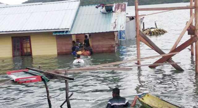 Angin Puting Beliung Terjang Rumah Warga Hingga Ke Laut