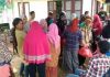 Pembagian sembako gratis di halaman kantor Perpat Pesisir (01/06)