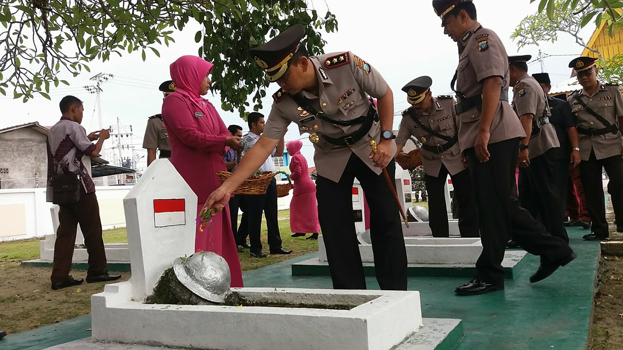 Sambut HUT Bhayangkara ke 72, Kapolres Karimun Tabur Bunga di Makam Pahlawan Tanjungbatu
