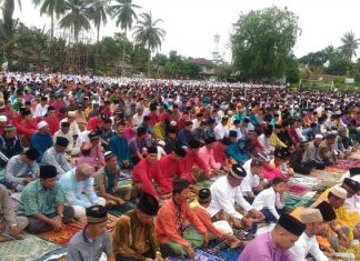 Jemaah sholat Idul Fitri 1439 H di lapangan Gelora Tanjungbatu Kundur, Jumat, (15/06/18)