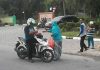 Forum Anak Kabupaten Karimun (FORAKKA), memberikan takjil gratis kepada pengendara yang melintas di simpang lampu merah Poros, Tanjungbalai Karimun, Selasa sore, (05/06/18).