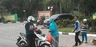 Forum Anak Kabupaten Karimun (FORAKKA), memberikan takjil gratis kepada pengendara yang melintas di simpang lampu merah Poros, Tanjungbalai Karimun, Selasa sore, (05/06/18).