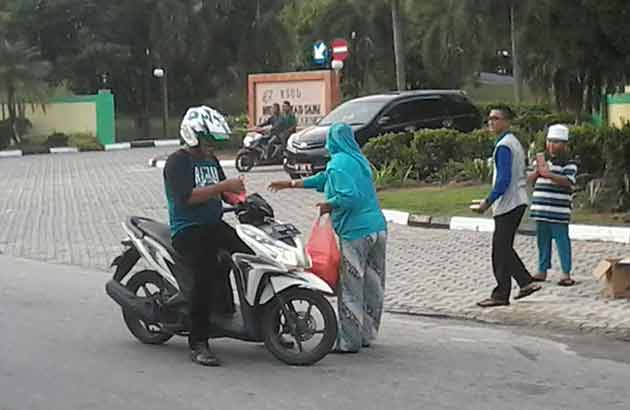 Forum Anak Kabupaten Karimun (FORAKKA), memberikan takjil gratis kepada pengendara yang melintas di simpang lampu merah Poros, Tanjungbalai Karimun, Selasa sore, (05/06/18).