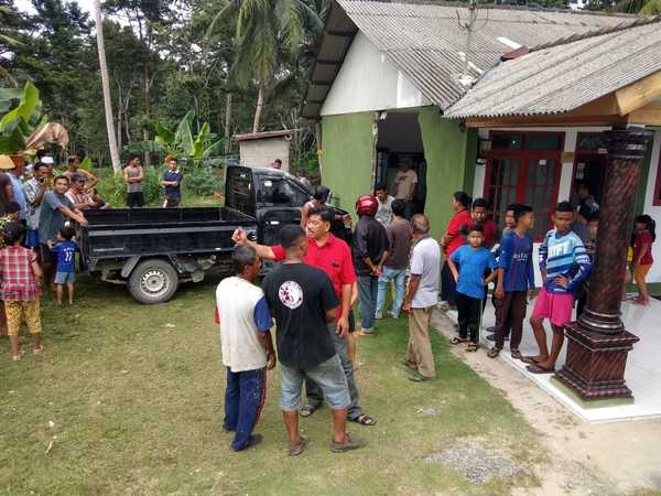 Sebuah kendaraan Carry Pick up suzuki menabrak rumah warga hingga jebol dan masuk melindas hampir separuh isi ruang tamu rumah, di RT 001 RW 009 Jalan Sawang KM 09 Tanjungbatu Barat