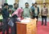 Natuna – Dalam Rapat Paripurna DPRD Natuna Seluruh fraksi telah menyatakan setuju atas keenam Ranperda yang diusulkan oleh pemerintah Kabupaten Natuna Tahun Anggaran 2019. Enam Ranperda yang disetujui, yaitu: 1. Ranperda tentang Pengelolaan Limbah Domestik. 2. Ranperda tentang Kawasan Tanpa Rokok. 3. Ranperda tentang Penyelenggaraan Penanaman Modal Daerah. 4. Ranperda tentang Barang Milik Daerah. 5. Ranperda tentang Retribusi Perpanjangan Izin Mempekerjakan Tenaga Kerja Asing. 6. Ranperda tentang Laporan Pertanggung jawaban Pelaksanaan APBD Kabupaten Natuna Tahun Anggaran 2017. Dalam kesempatan itu Ketua DPRD Natuna, Yusripandi, menyampaikan terimakasih dan apresiasi yang tinggi kepada segenap anggota DPRD Natuna yang telah memberi dukungan terhadap pembahasan beberapa Rancangan Peraturan Daerah (Ranperda). Dalam rangka optimalisasi dan meningkatkan pendapatan asli daerah, para fraksi meminta untuk dapat focus pada strategi baru yang lebih kreatif dan inovatif, karena selama ini income hanya bersumber pada pajak dan retribusi.,. Di penghujung acara Ketua DPRD Natuna, Yusripandi, menyampaikan bahwa Ranperda yang diajukan akan segera disampaikan kepada Gubernur Kepulauan Riau guna dievaluasi sesuai dengan mekanisme yang telah ditentukan, untuk segera dijadikan Peraturan Daerah Kabupaten Natuna. Wakil Bupati Natuna, Hj. Ngesti Yuni Suprapti, hadir dalam Rapat Paripurna tersebut, beserta sejumlah FKPD, Para Asisten dan Pimpinan OPD di lingkungan Pemkab Natuna, Tokoh Agama, Tokoh Adat, Tokoh Masyarakat, Tokoh Pemuda beserta undangan.