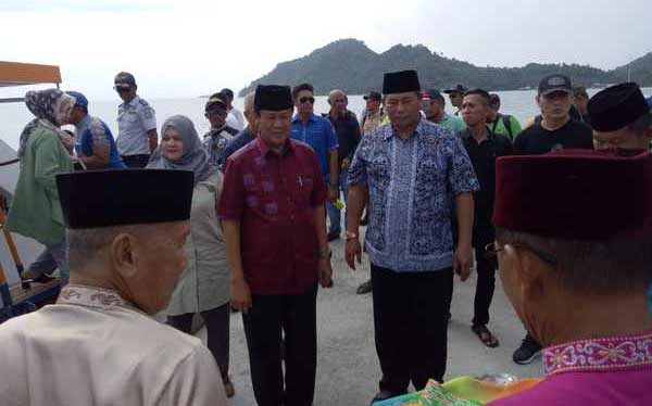 Wakil Gubernur Kepri, Isdianto, bersama Bupati KKA, Abdul Haris, Jum'at (27/07/18)