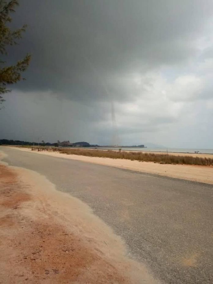 Penampakan foto angin puting beliung di wilayah pinggir laut Coastal Area Kecamatan Tebing, Selasa (28/8).