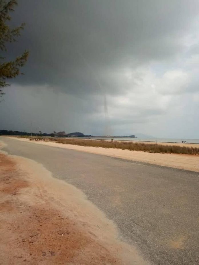 Angin putingbeliung Penampakan foto angin puting beliung di wilayah pinggir laut Coastal Area Kecamatan Tebing, Selasa (28/8).