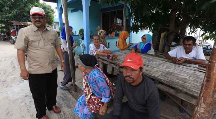 Bupati Karimun, H Aunur Rafiq, saat kunjungan kerja di desa-desa di Moro, Ahad, (12/08/18).