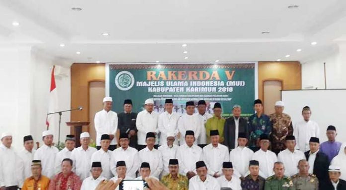 MUI-Karimun-Dorong-UMKM-Miliki-Serifikasi-Halal,-Provinsi-Harus-Logowo-Serahkan-Kepengurusan-Ke-Daerah Rapat Kerja Daerah Majlis Ulama Indonesia (Rakerda MUI) ke V, Kabupaten Karimun yang berlangsung di Balai Sri Gading Tanjungbatu Kota, (02/08/18).