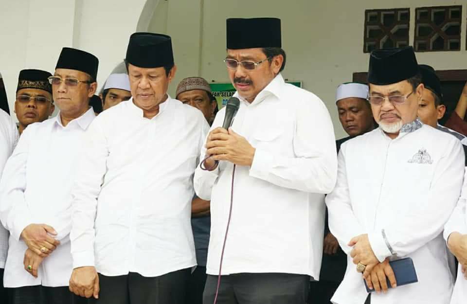 Tangis Gubernur Kepri Lepas Kepergian Sang Ibunda, Nurdin Ikut Turun ke Liang Lahat